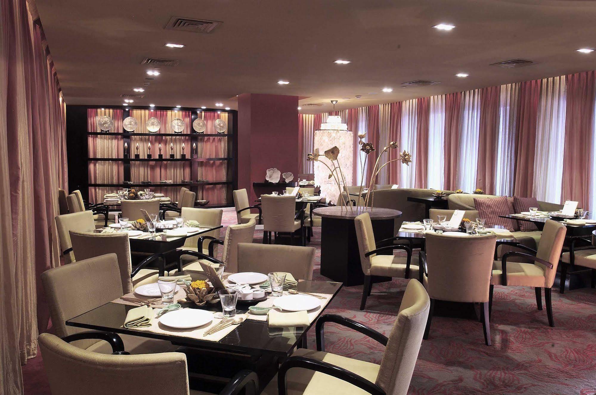The Park Chennai Hotel Exterior foto Restaurant in the hotel